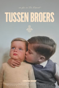 Een poster van de film "Tussen Broers" met twee jonge broers, waarbij de oudere broer de jongere kus op de wang geeft. De film draait in Cinema Middelburg en benadrukt familierelaties en emotionele ve.