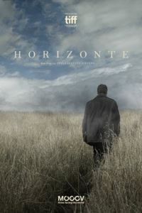 Horizonte - Filmposter van de film "Horizonte" met een man die in een uitgestrekt veld naar de horizon kijkt, onder een bewolkte hemel, perfect voor een bioscoopwebsite gericht op film en cinema.