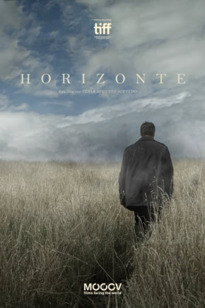 Horizonte - Filmposter van de film "Horizonte" met een man die in een uitgestrekt veld naar de horizon kijkt, onder een bewolkte hemel, perfect voor een bioscoopwebsite gericht op film en cinema.