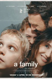 Gezinsmoment in bioscoop met lachende ouders en kinderen, promotie voor film A Family, vertoond vanaf 2 april in de bioscoop, ideaal voor familie-uitjes.