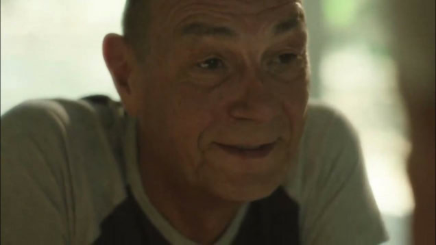 Gezicht van een oudere man met een vriendelijke glimlach, mogelijk uit de film "Club Rainbow: Mijn Broer", geschikt voor een filmtheater website.