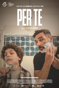 Gezicht van man en jongen met scheermes en scheermesje, filmposter voor "Per Te" bij Cinema Middelburg, promotie van een emotioneel Italiaans drama over familie en liefde.