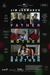 Een filmposter van de film "Father Mother Sister Brother" met hoofdpersonen die samen op een bank zitten en lachen, met een filmthema dat familie en relaties benadrukt.