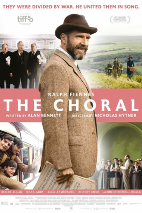 Een afbeelding van Ralph Fiennes in de film The Choral, met een groep zangers en muzikanten in een oude kerk, die samen zingen.