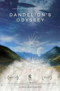 Afbeelding van een dandelion die zaadjes verspreidt in een berglandschap onder een heldere hemel, symboliseert natuur en avontuur.