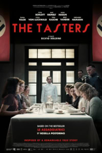 Een poster van de film "The Tasters" met een groep mensen die aan een lange tafel zitten, centraal in een donkere kamer met grote ramen op de achtergrond.