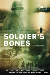 Filmposter voor "Soldier's Bones" met een soldaat in uniform en een oorlogsscene op de achtergrond, promotie voor de film die vanaf 25 juni in de bioscoop te zien is.
