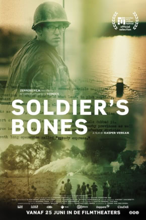 Filmposter voor "Soldier's Bones" met een soldaat in uniform en een oorlogsscene op de achtergrond, promotie voor de film die vanaf 25 juni in de bioscoop te zien is.