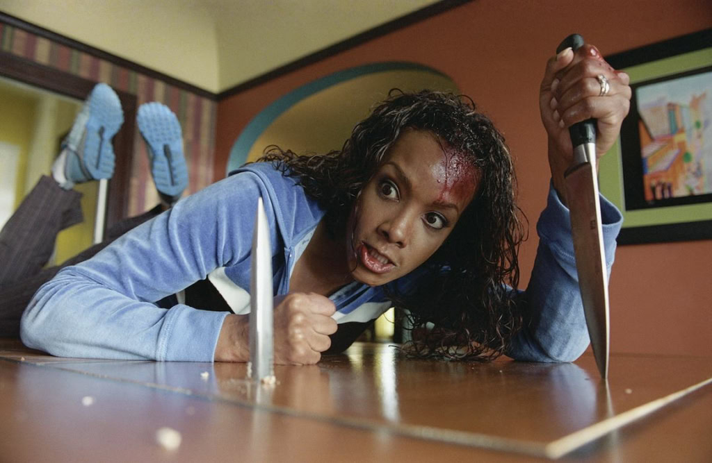 Actrice in de film Kill Bill: The Whole Bloody Affair, met een intense blik, zwaaiend met een katana, in een scène vol actie en drama, geschikt voor film- en cinema liefhebbers.