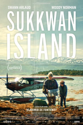 Sukkwan Island film poster met twee personages en een vliegtuig op een eiland, met een berg en water op de achtergrond.