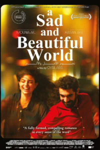 Filmposter van 'A Sad and Beautiful World' met een lachend paar, kleurrijke achtergrond en filmcredits, geschikt voor een bioscoopwebsite gericht op filmvertoningen en entertainment.