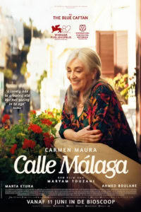 Een filmstill van Calle Málaga, met een oudere vrouw die glimlacht in een zonnige setting, omringd door kleurrijke bloemenbakken, geschikt voor een filmtheater website gericht op filmvertoningen en ev.