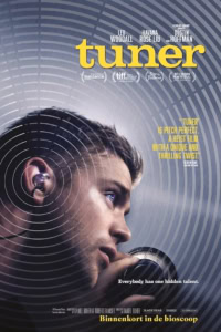 Promotieposter van de film "Tuner" met een close-up van een man met een hoofdtelefoon, met filmprijzen en een tagline over verborgen talent, geschikt voor bioscoopwebsites.