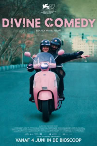 Divine Comedy film poster met twee mensen op scooter, lachend en genietend van een rit, promotie voor de film van Ali Asgari, te zien in bioscopen vanaf 4 juni.