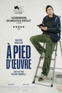 Een afbeelding van de filmposter voor "Aped d'Œuvre", met Bastien Bouillon zittend op een ladder, gekleed in casual kleding, terwijl hij een boek leest. De poster benadrukt de artistieke en filmische.