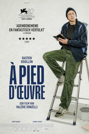Een afbeelding van de filmposter voor "Aped d'Œuvre", met Bastien Bouillon zittend op een ladder, gekleed in casual kleding, terwijl hij een boek leest. De poster benadrukt de artistieke en filmische.