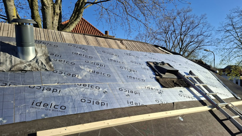 Duurzaam dak met isolatie en zonnepanelen bij Cinema Middelburg, gericht op verduurzaming en energiebesparing. Het project benadrukt milieuvriendelijke initiatieven en duurzame bouwtechnieken.