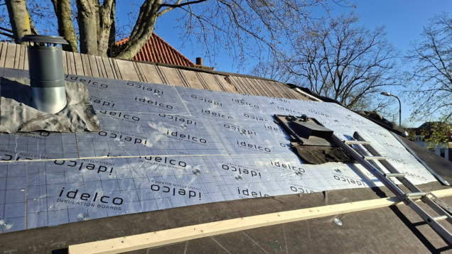 Duurzaam dak met isolatie en zonnepanelen bij Cinema Middelburg, gericht op verduurzaming en energiebesparing. Het project benadrukt milieuvriendelijke initiatieven en duurzame bouwtechnieken.