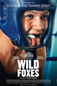 Filmposter van "Wilde Vossen" met een jonge acteur in een blauwe helm, die zijn tong uitsteekt, voor een film over een spannende en emotionele sportwedstrijd.