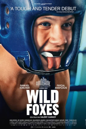 Filmposter van "Wilde Vossen" met een jonge acteur in een blauwe helm, die zijn tong uitsteekt, voor een film over een spannende en emotionele sportwedstrijd.