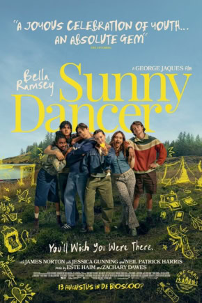 Filmposter van Sunny Dancer met een groep jongeren die samen plezier maken op een festival, met kleurrijke tekeningen en een natuurlijke achtergrond, geschikt voor een bioscoopwebsite.