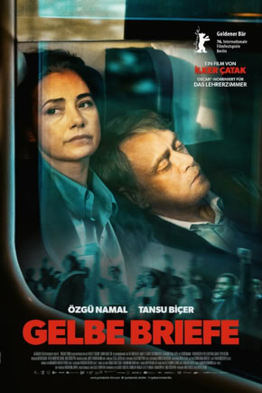 Gele Briefen filmstill met twee hoofdpersonen, een vrouw en een man, die in een trein zitten en naar buiten kijken. Perfect voor een filmtheater website, benadrukt drama en emotie.