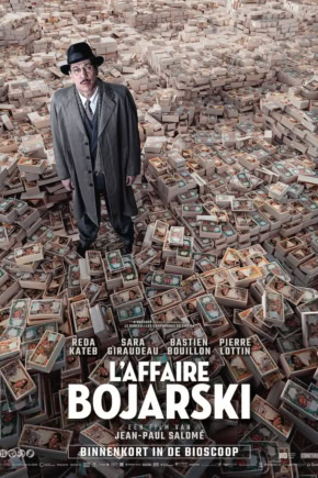 Een filmposter voor "L'Affaire Bojarski" met een man in een zwart hoed en jas staand op een enorme stapel eurobiljetten, symboliseert een film over financiële of criminele zaken, met de namen van hoof.