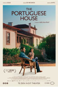 Film poster voor "The Portuguese House" met twee acteurs zittend in een tuin voor een traditioneel huis.