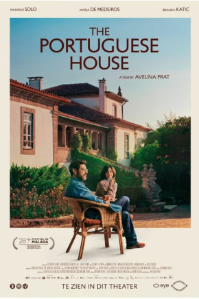 Film poster voor "The Portuguese House" met twee acteurs zittend in een tuin voor een traditioneel huis.
