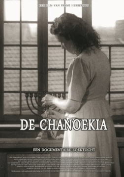 Zwart-wit foto van een vrouw die een menora vasthoudt voor een raam met uitzicht op daken, film poster voor De Chanoekia, een documentaire zoektocht.