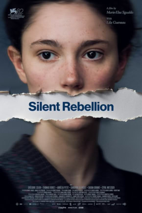 Close-up van een jonge vrouw met een serieuze blik, gedeeltelijk verborgen achter een gescheurd papier met de titel 'Silent Rebellion' voor een filmvertoning.