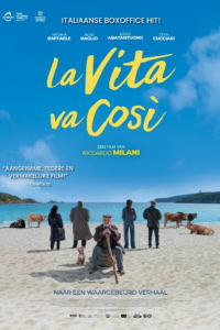 Film poster voor La Vita va Cosi met acteurs op het strand, zee en blauwe lucht, Italiaanse film, cinema Middelburg, filmvertoning.