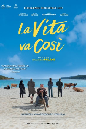 Film poster voor La Vita va Cosi met acteurs op het strand, zee en blauwe lucht, Italiaanse film, cinema Middelburg, filmvertoning.