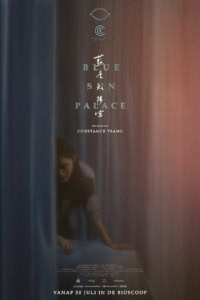 Film poster voor Blue Sun Palace met een persoon die door een gordijn kruipt, met een donkere en mysterieuze sfeer.