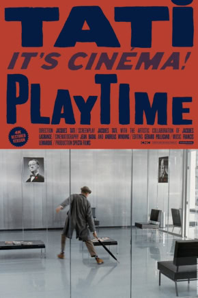 Filmzaal in Cinema Middelburg met een man die een stoel verplaatst, poster van Playtime op de muur, moderne cinema setting, 4K restauratie, filmtheater Nederland.
