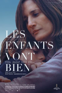 Filmposter voor 'Les enfants vont bien' met een close-up van een vrouw die een kind omarmt, geschikt voor een bioscoopwebsite.