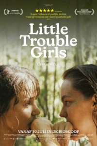Film poster voor Little Trouble Girls met twee jonge vrouwen die dicht bij elkaar staan in een bos, met een groene achtergrond en de titel prominent in het midden.