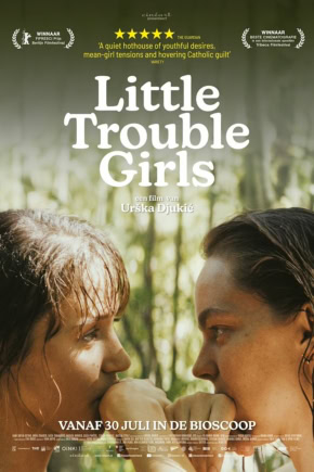 Film poster voor Little Trouble Girls met twee jonge vrouwen die dicht bij elkaar staan in een bos, met een groene achtergrond en de titel prominent in het midden.