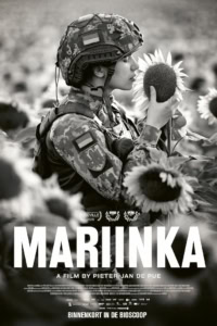 Vrouw in militair uniform ruikt aan een zonnebloem in een veld, zwart-wit foto, filmposter voor Mariinka, oorlogsthema, bioscoop.