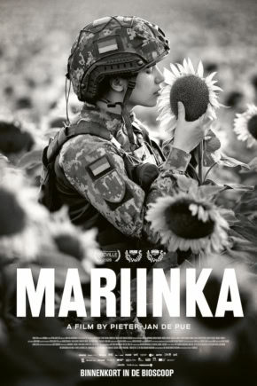 Vrouw in militair uniform ruikt aan een zonnebloem in een veld, zwart-wit foto, filmposter voor Mariinka, oorlogsthema, bioscoop.