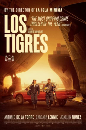 Film poster van Los Tigres met twee mannen en een rode auto onder grote schepen, zonsondergang sfeer, spanning en criminaliteit thema.