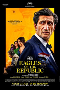 Film poster voor Eagles of the Republic met hoofdrolspeler in pak en achtergrond met vrouwen en vliegtuig, promotie voor bioscooprelease.