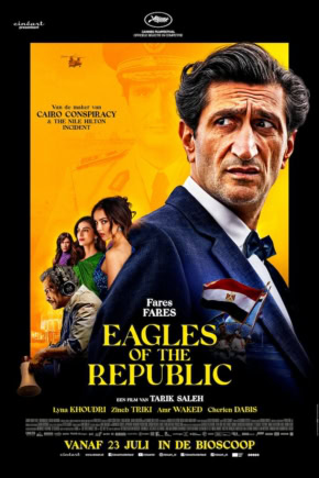 Film poster voor Eagles of the Republic met hoofdrolspeler in pak en achtergrond met vrouwen en vliegtuig, promotie voor bioscooprelease.