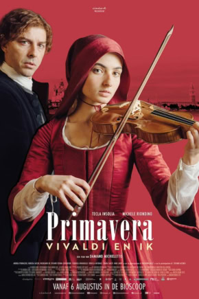 Filmposter van Primavera met een vrouw die viool speelt en een man op de achtergrond, met een rood achtergrond en een skyline.