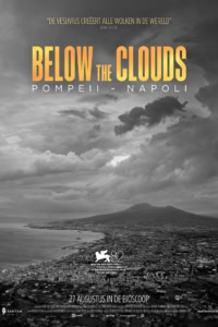 Filmposter voor 'Below the Clouds' met een zwart-wit afbeelding van een stad onder een bewolkte hemel, promotie voor de film in Cinema Middelburg.