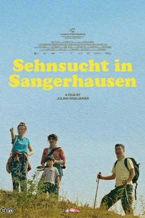 Filmposter voor Sehnsucht in Sangerhausen met vier mensen op een heuvel, onder een blauwe hemel, voor een filmfestival.