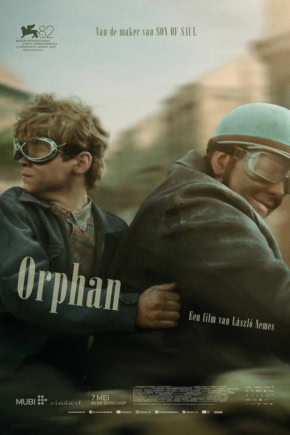 Film poster voor de film Orphan, met twee kinderen in een stad, een jongen met een bril en een meisje met een helm, sfeer van spanning en drama.