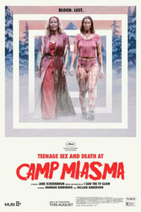 Horrorfilm poster met twee vrouwen bedekt met bloed, met bergen en een bos op de achtergrond, en de tekst 'Blood. Lust.' bovenaan.
