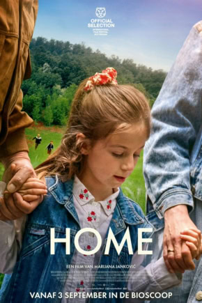 Beeld van een jonge meisje dat hand in hand loopt met volwassenen in een groene buitenomgeving, promotie voor de film 'Home' in Cinema Middelburg.