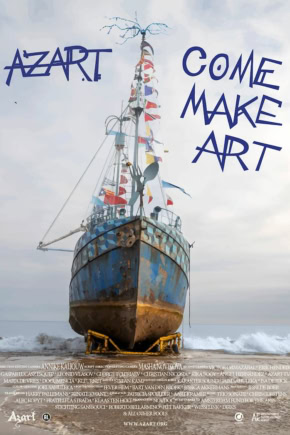 Een oude, roestige schip op zee met vlaggen en kunstzinnige tekst 'Azart Come Make Art' voor een creatieve tentoonstelling.
